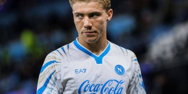 欧冠焦点战：黄潜主场迎战曼城，裁判名单揭晓引发热议